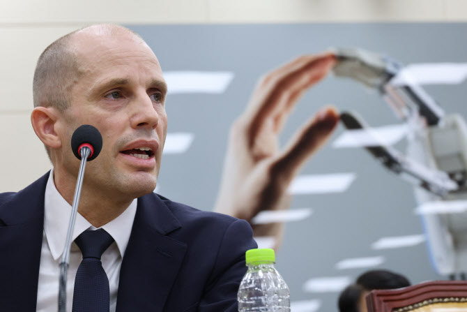 노란 수영복에 섹시한 몸매 어필하는 존예 처자