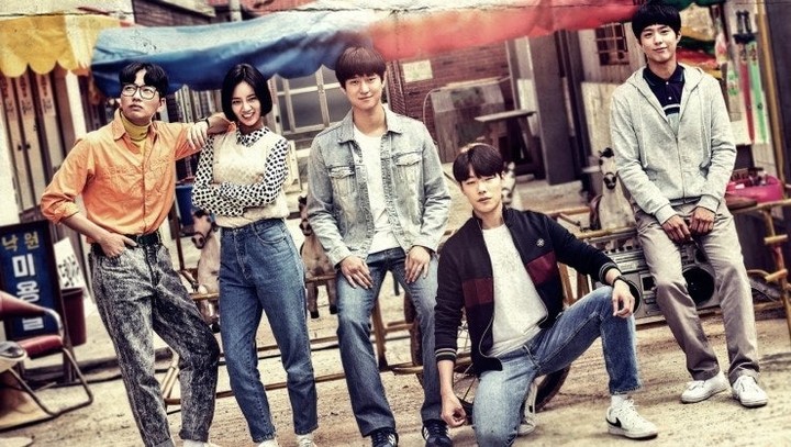 노란 수영복에 섹시한 몸매 어필하는 존예 처자