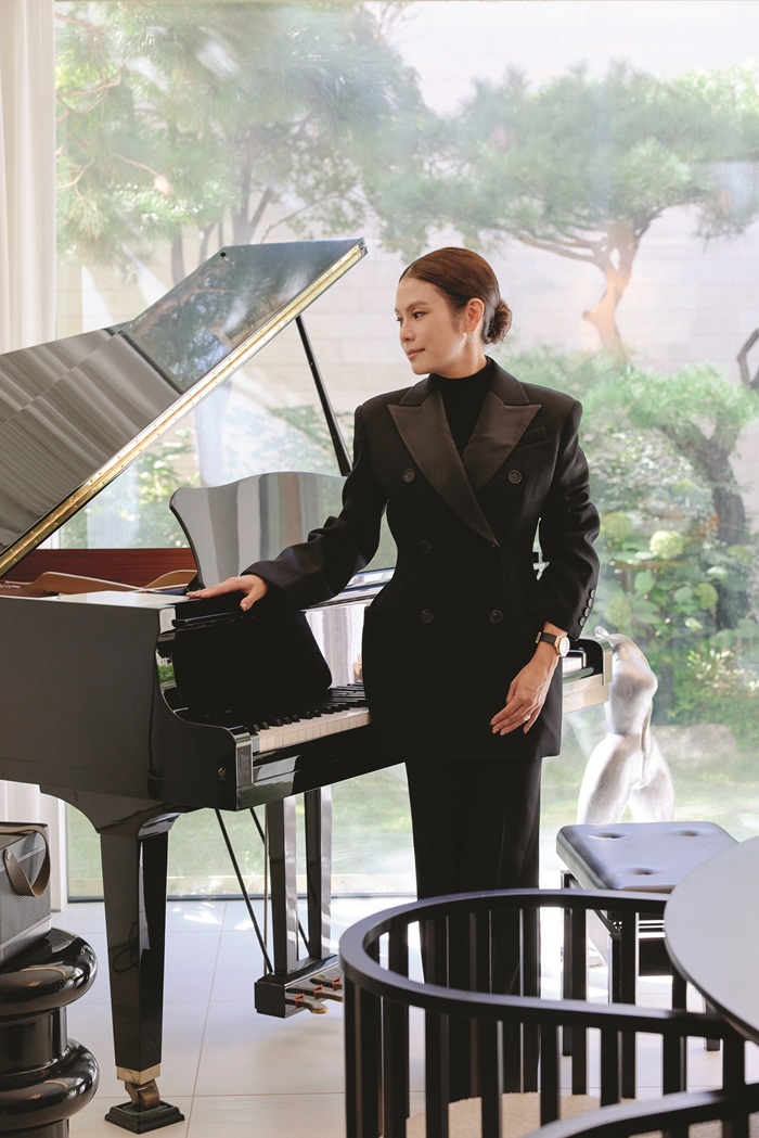 노란 수영복에 섹시한 몸매 어필하는 존예 처자