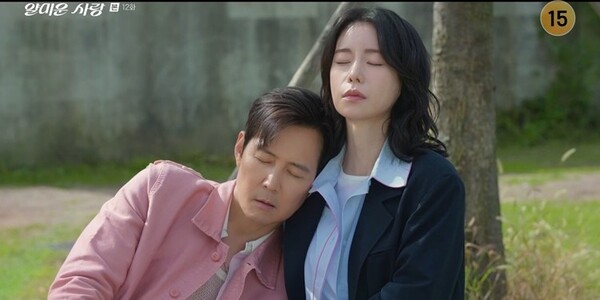 노란 수영복에 섹시한 몸매 어필하는 존예 처자