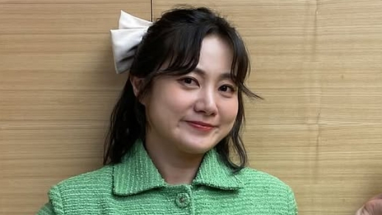 노란 수영복에 섹시한 몸매 어필하는 존예 처자