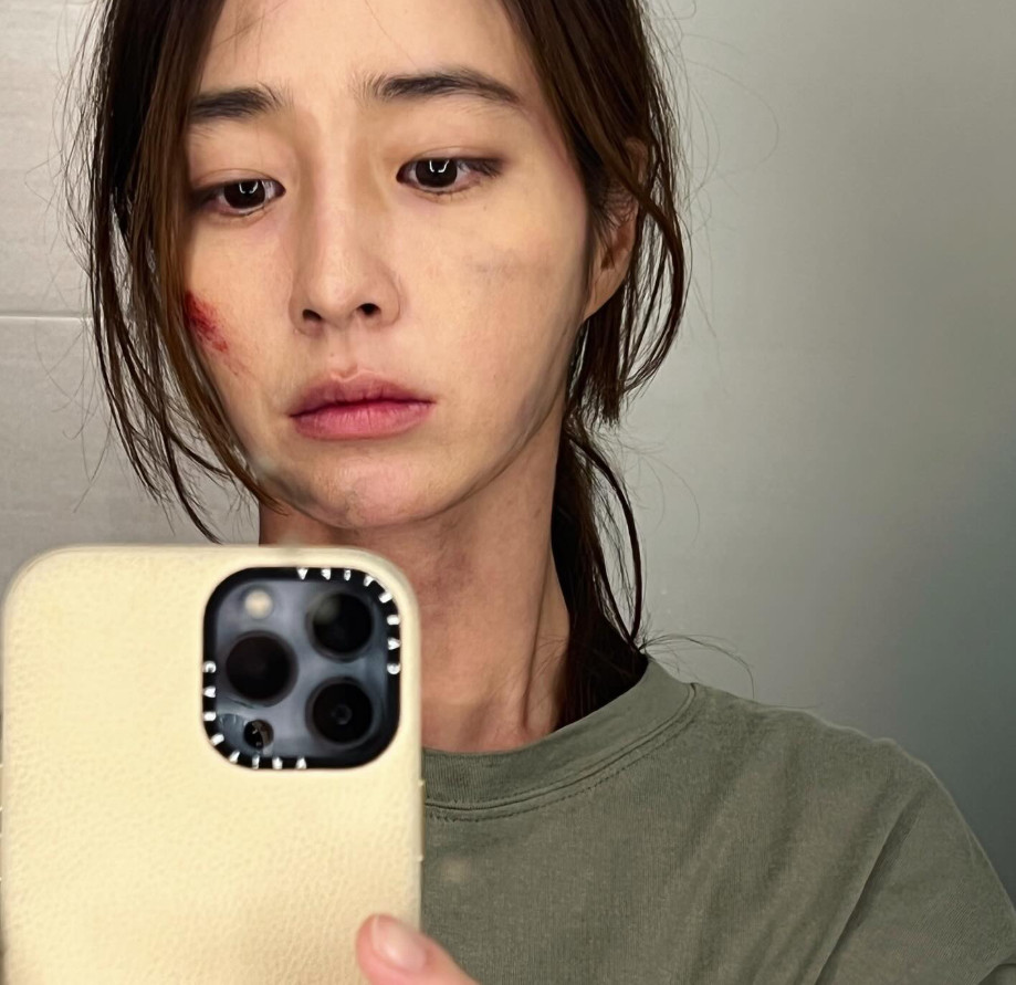 노란 수영복에 섹시한 몸매 어필하는 존예 처자