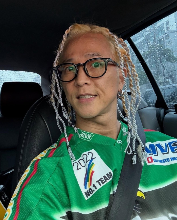 노란 수영복에 섹시한 몸매 어필하는 존예 처자