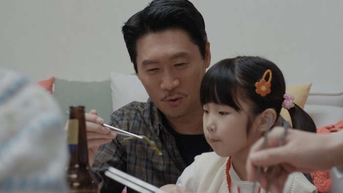 노란 수영복에 섹시한 몸매 어필하는 존예 처자