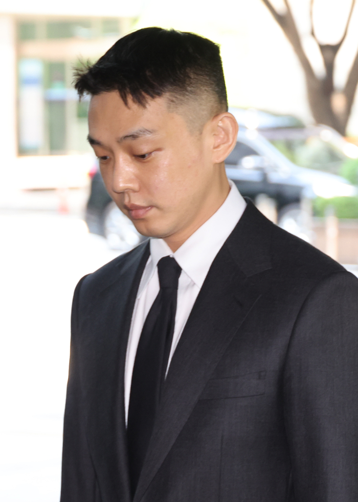 노란 수영복에 섹시한 몸매 어필하는 존예 처자