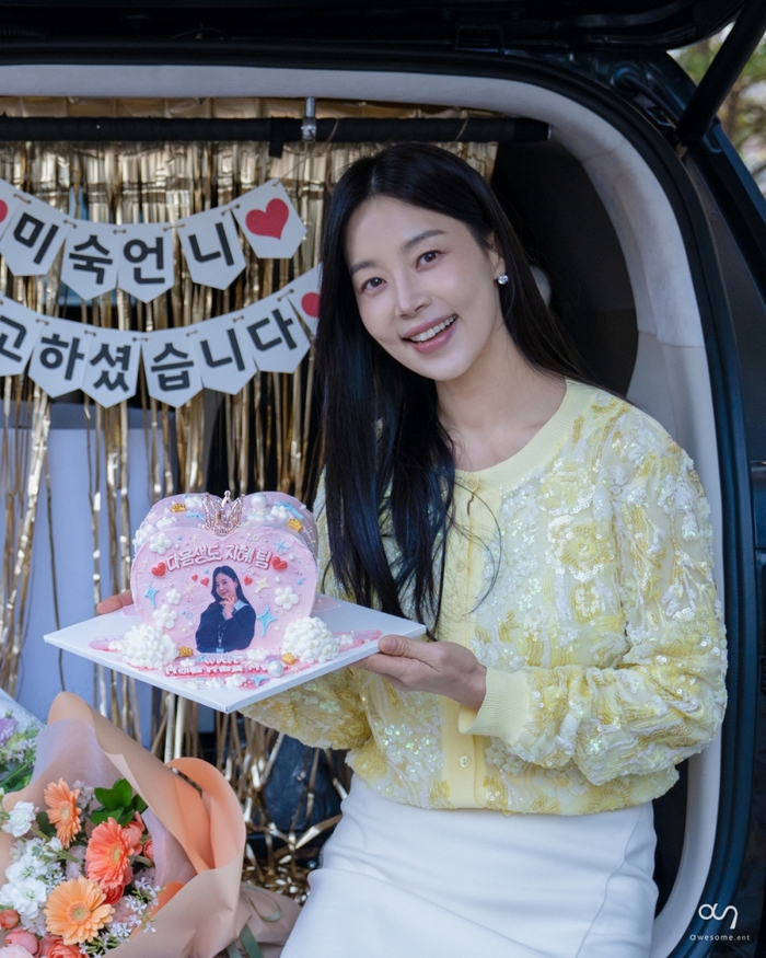 노란 수영복에 섹시한 몸매 어필하는 존예 처자