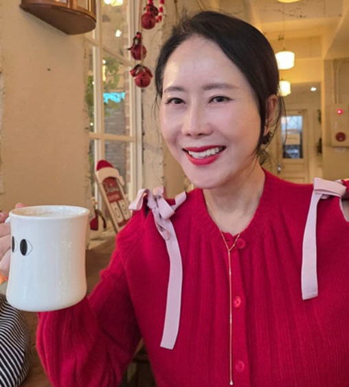 노란 수영복에 섹시한 몸매 어필하는 존예 처자