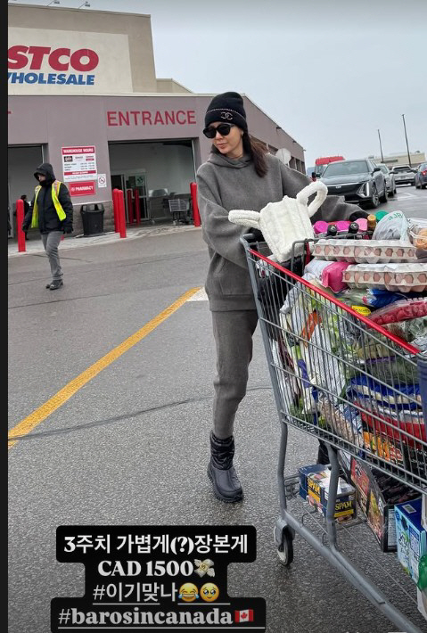 노란 수영복에 섹시한 몸매 어필하는 존예 처자