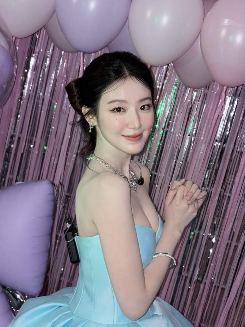 노란 수영복에 섹시한 몸매 어필하는 존예 처자