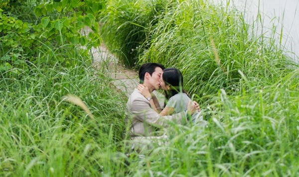 노란 수영복에 섹시한 몸매 어필하는 존예 처자