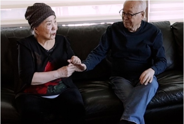 노란 수영복에 섹시한 몸매 어필하는 존예 처자