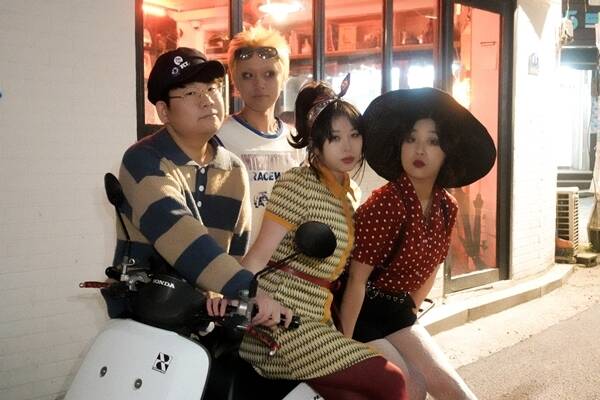 노란 수영복에 섹시한 몸매 어필하는 존예 처자