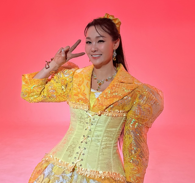 노란 수영복에 섹시한 몸매 어필하는 존예 처자