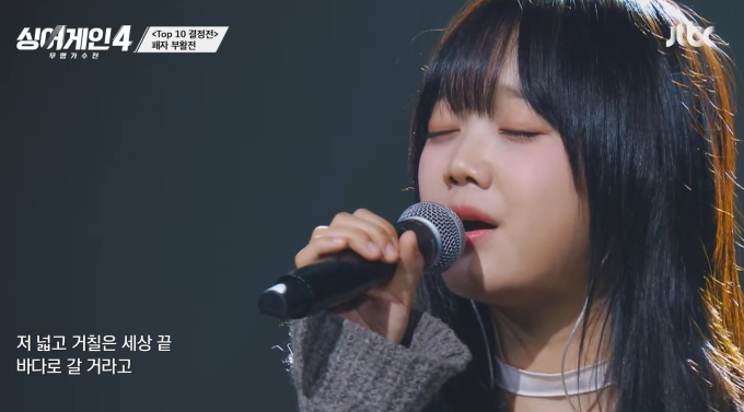 노란 수영복에 섹시한 몸매 어필하는 존예 처자