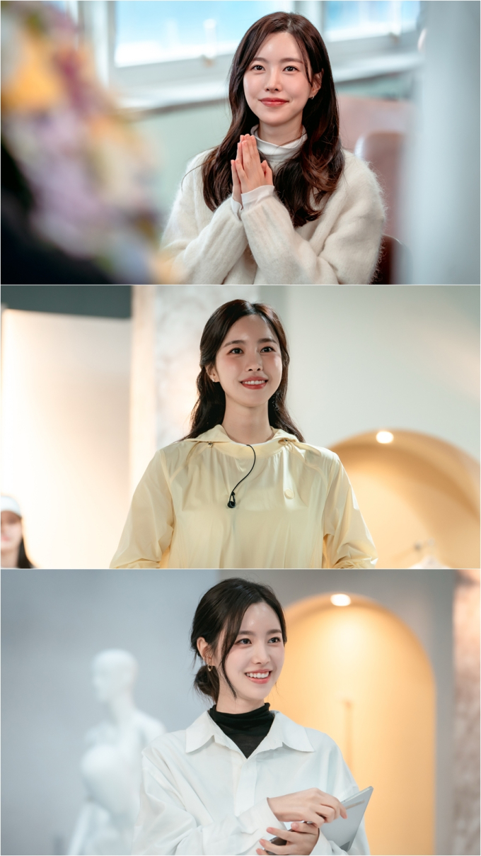 노란 수영복에 섹시한 몸매 어필하는 존예 처자