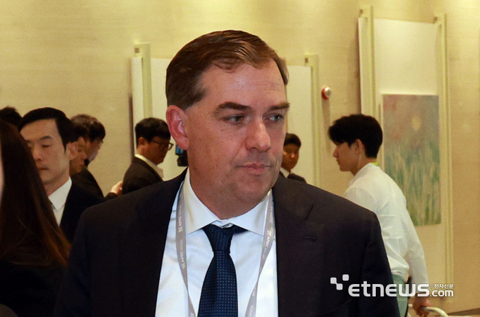 노란 수영복에 섹시한 몸매 어필하는 존예 처자