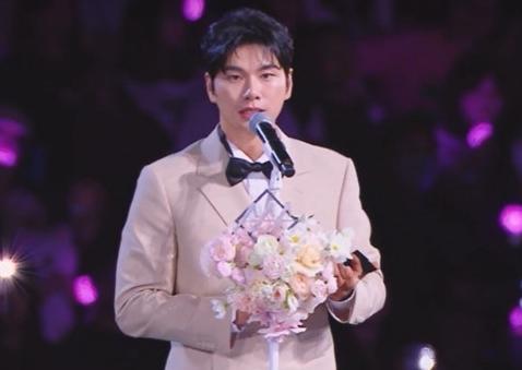 노란 수영복에 섹시한 몸매 어필하는 존예 처자