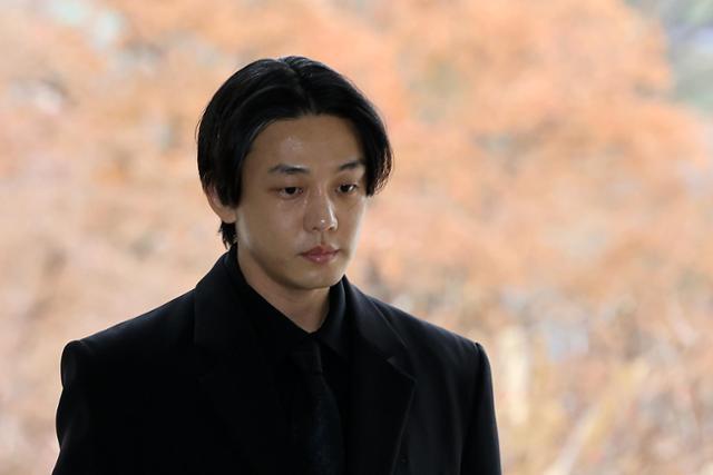 노란 수영복에 섹시한 몸매 어필하는 존예 처자