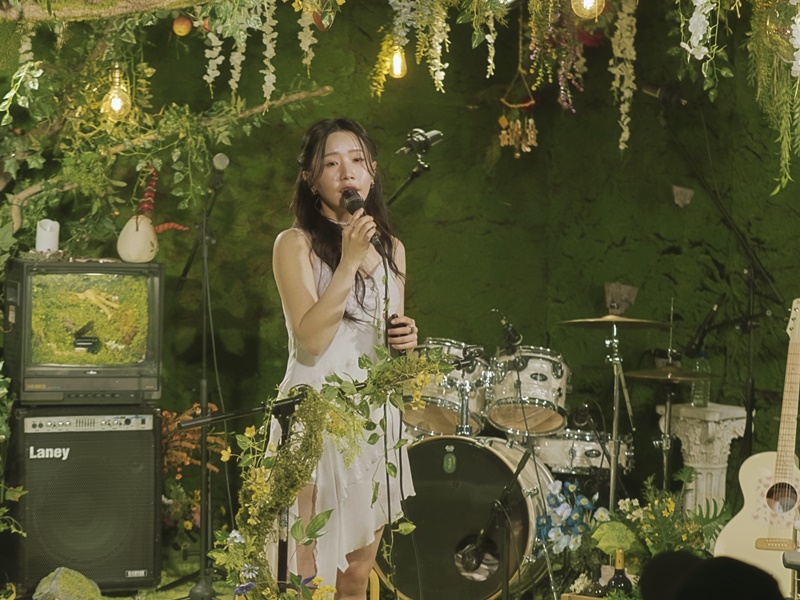 노란 수영복에 섹시한 몸매 어필하는 존예 처자