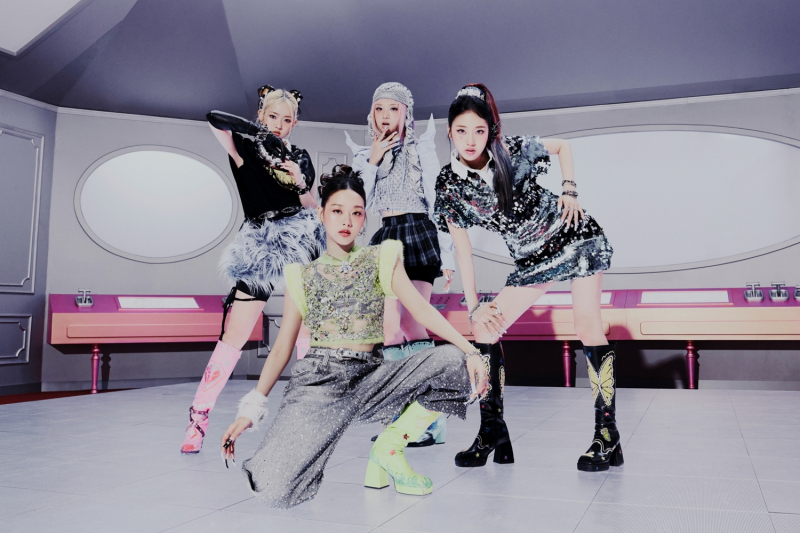 노란 수영복에 섹시한 몸매 어필하는 존예 처자