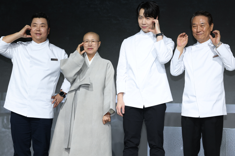 노란 수영복에 섹시한 몸매 어필하는 존예 처자