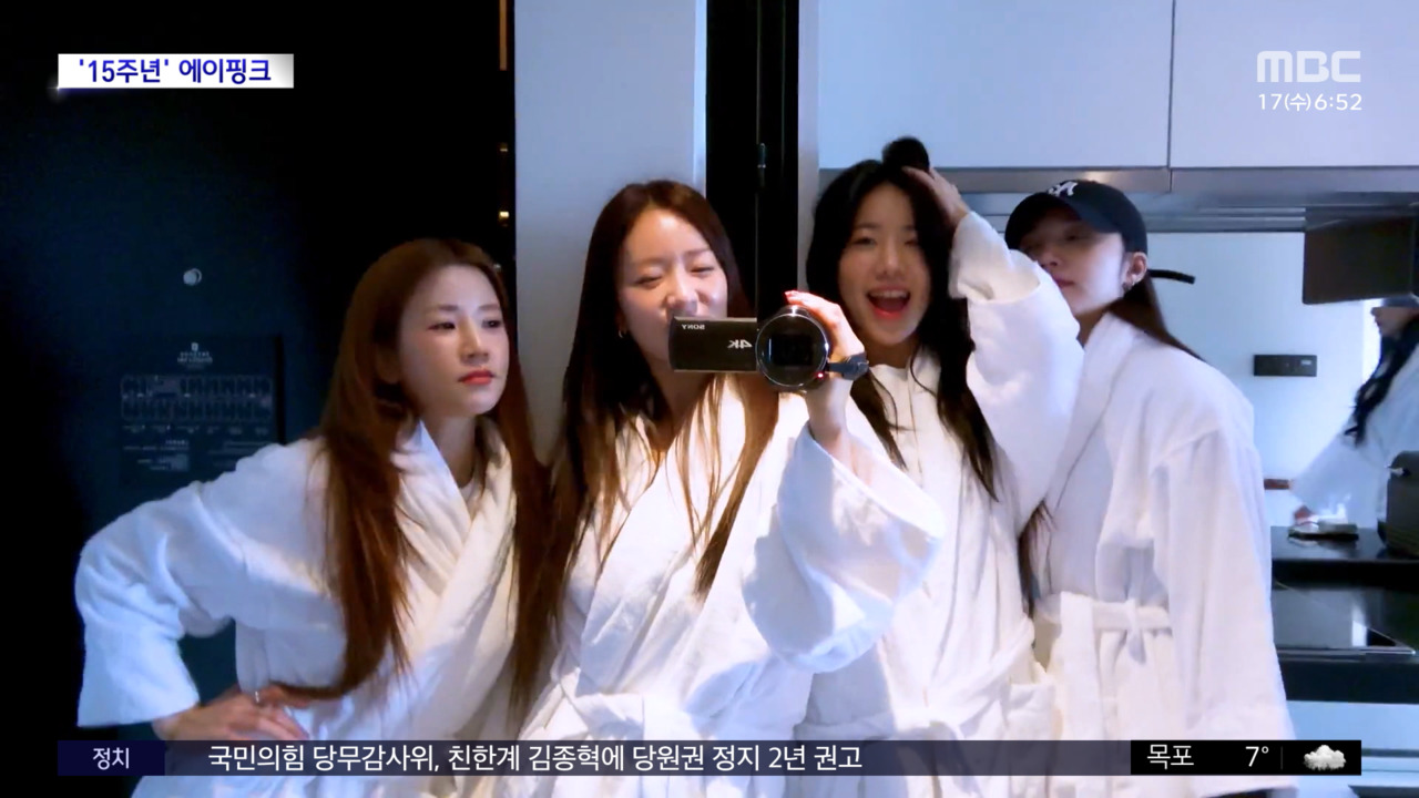 노란 수영복에 섹시한 몸매 어필하는 존예 처자