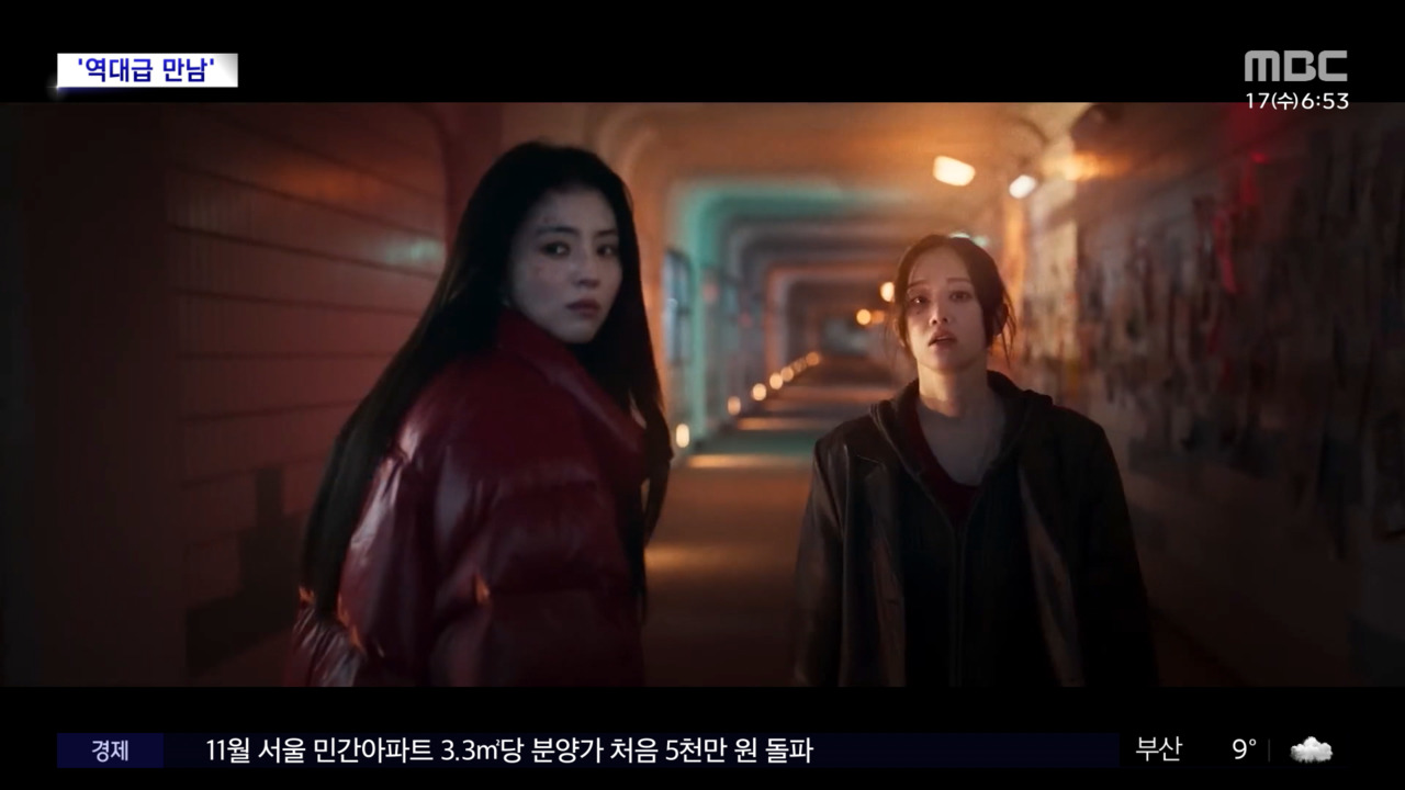 노란 수영복에 섹시한 몸매 어필하는 존예 처자