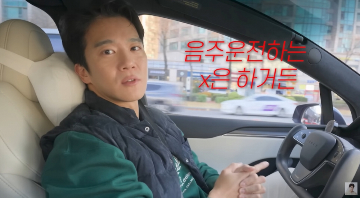 노란 수영복에 섹시한 몸매 어필하는 존예 처자