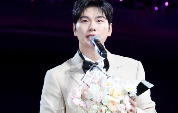 노란 수영복에 섹시한 몸매 어필하는 존예 처자