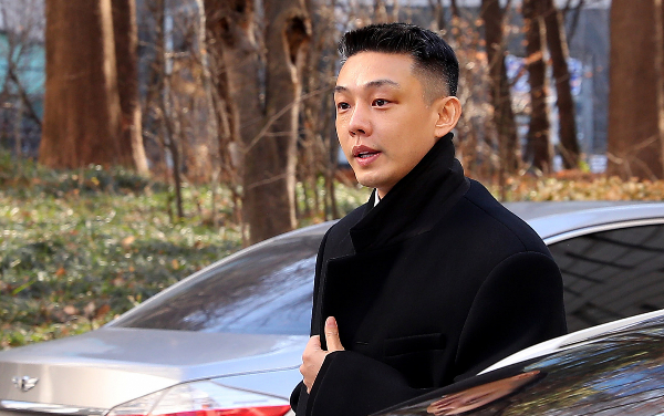 노란 수영복에 섹시한 몸매 어필하는 존예 처자