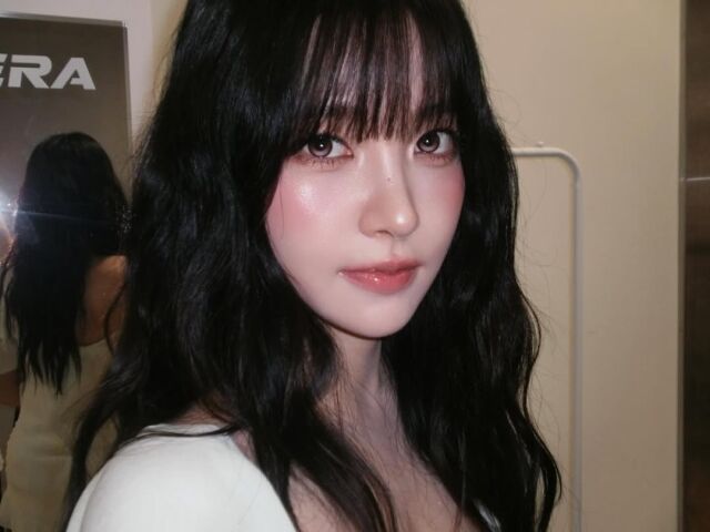 노란 수영복에 섹시한 몸매 어필하는 존예 처자