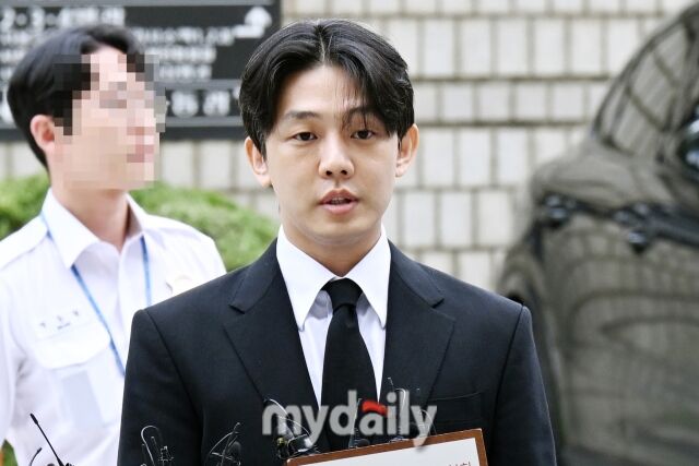 노란 수영복에 섹시한 몸매 어필하는 존예 처자