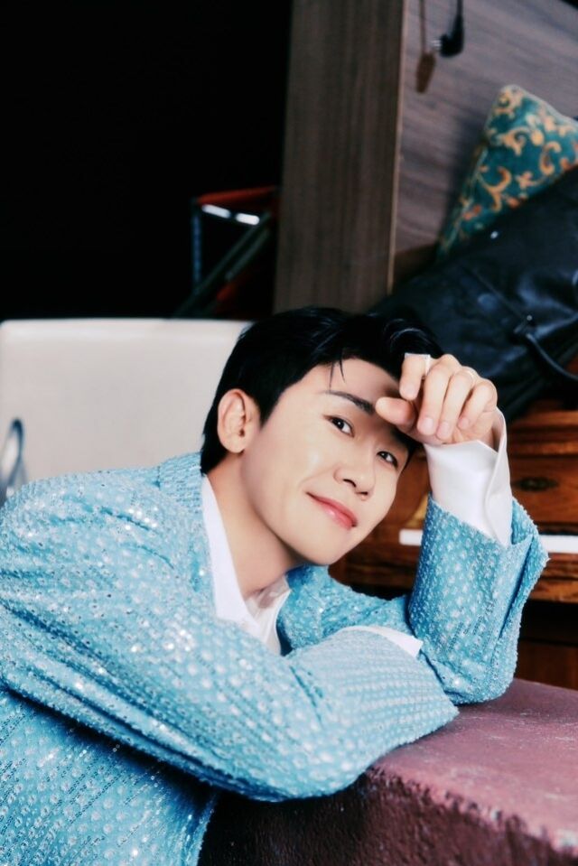 노란 수영복에 섹시한 몸매 어필하는 존예 처자