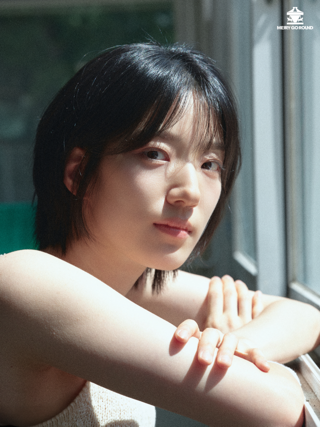 노란 수영복에 섹시한 몸매 어필하는 존예 처자