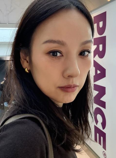 노란 수영복에 섹시한 몸매 어필하는 존예 처자