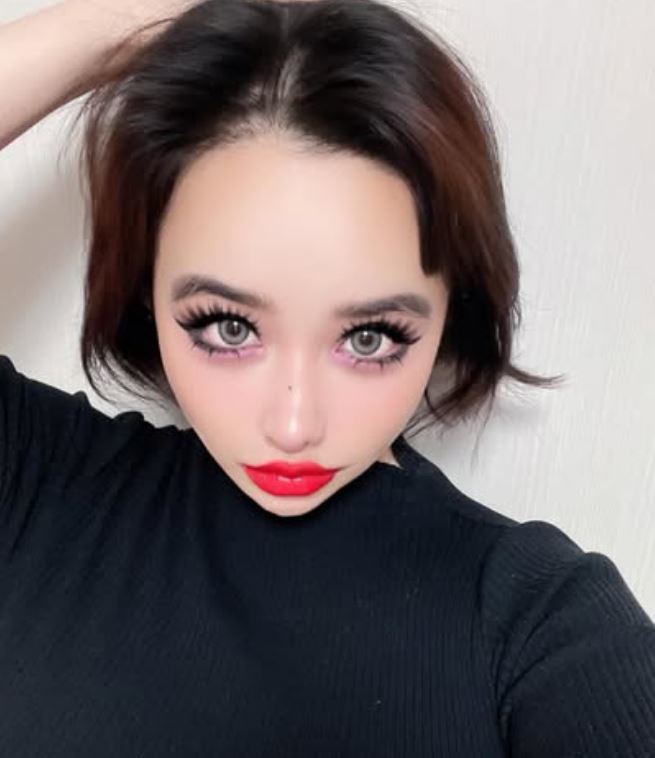 노란 수영복에 섹시한 몸매 어필하는 존예 처자