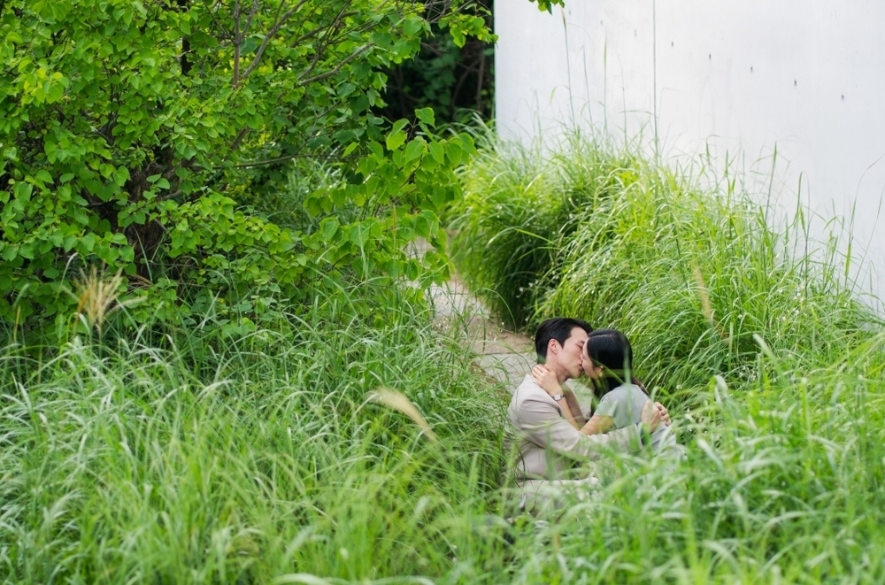 노란 수영복에 섹시한 몸매 어필하는 존예 처자