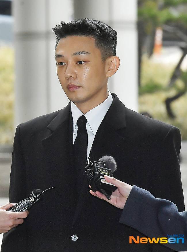 노란 수영복에 섹시한 몸매 어필하는 존예 처자