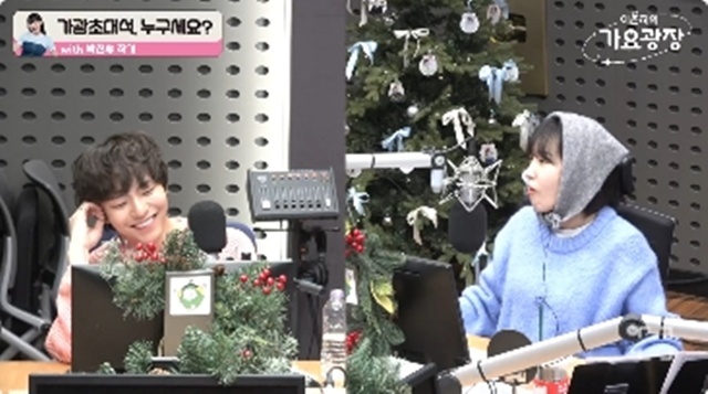 노란 수영복에 섹시한 몸매 어필하는 존예 처자