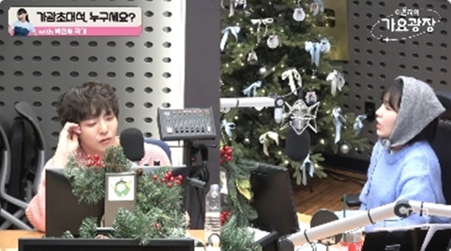 노란 수영복에 섹시한 몸매 어필하는 존예 처자