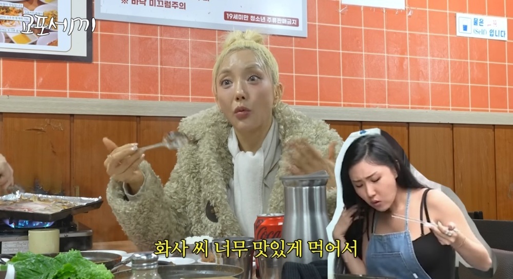 노란 수영복에 섹시한 몸매 어필하는 존예 처자