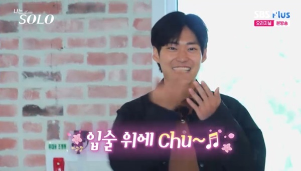 노란 수영복에 섹시한 몸매 어필하는 존예 처자