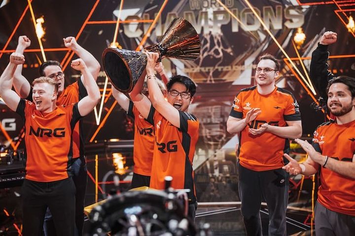 노란 수영복에 섹시한 몸매 어필하는 존예 처자