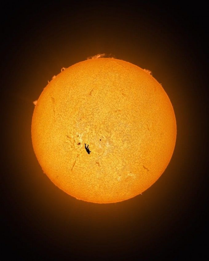 노란 수영복에 섹시한 몸매 어필하는 존예 처자