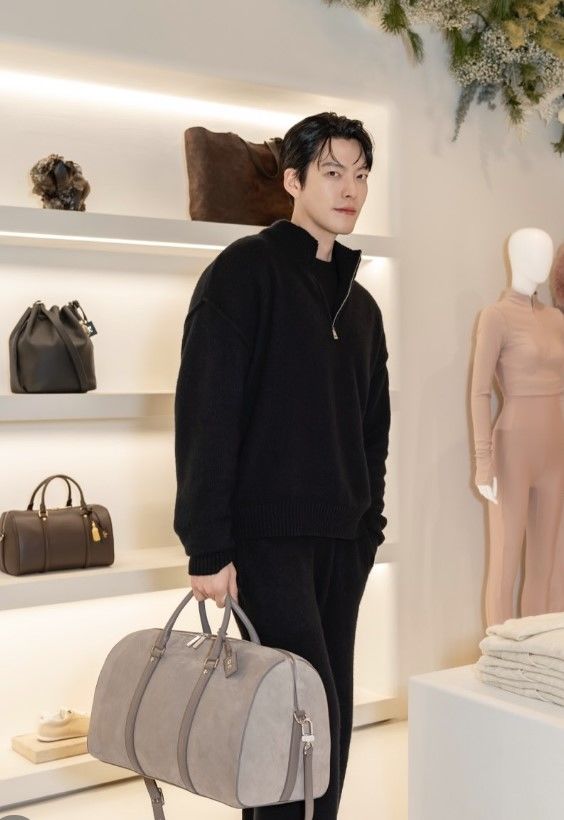 노란 수영복에 섹시한 몸매 어필하는 존예 처자