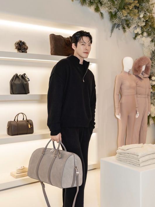 노란 수영복에 섹시한 몸매 어필하는 존예 처자