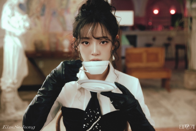 노란 수영복에 섹시한 몸매 어필하는 존예 처자