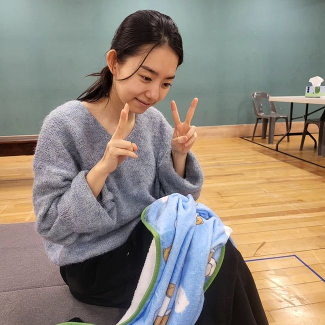 노란 수영복에 섹시한 몸매 어필하는 존예 처자