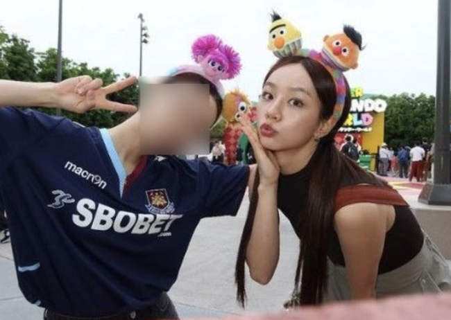 노란 수영복에 섹시한 몸매 어필하는 존예 처자