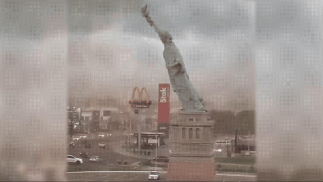 15일(현지시간) 브라질 구아이바를 강타한 태풍으로 ‘자유의 여신상’ 복제품이 쓰러졌다. X(엑스, 구 트위터) 갈무리